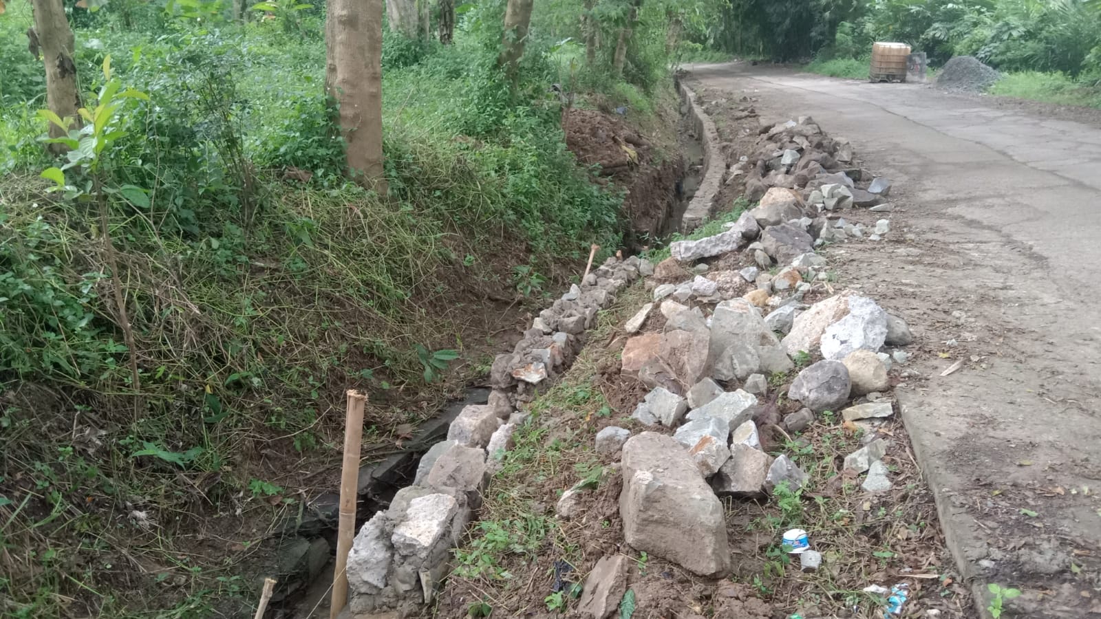 Dugaan Penggunaan Material Bekas Disaluran Jalan Militer Kecamatan Darangdan