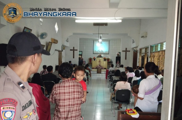 Polsek Ciasem Polres Subang Berikan Pelayanan Dengan Pengamanan Ibadah Umat Nasrani Di Gereja