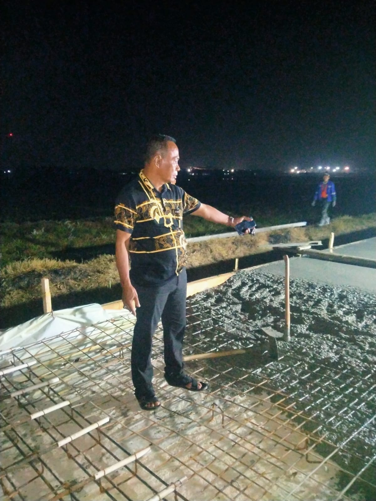 Kepala Desa Karangsari Tengah Malam, Turun Langsung Ke Lokasi Mengawasi Pengecoran Jalan di Wilayah Desanya.