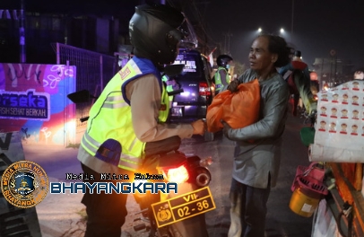 Antisipasi Gangguan Kamtibmas, Polwan Polres Metro Bekasi Berpatroli Serta Bagikan Sembako