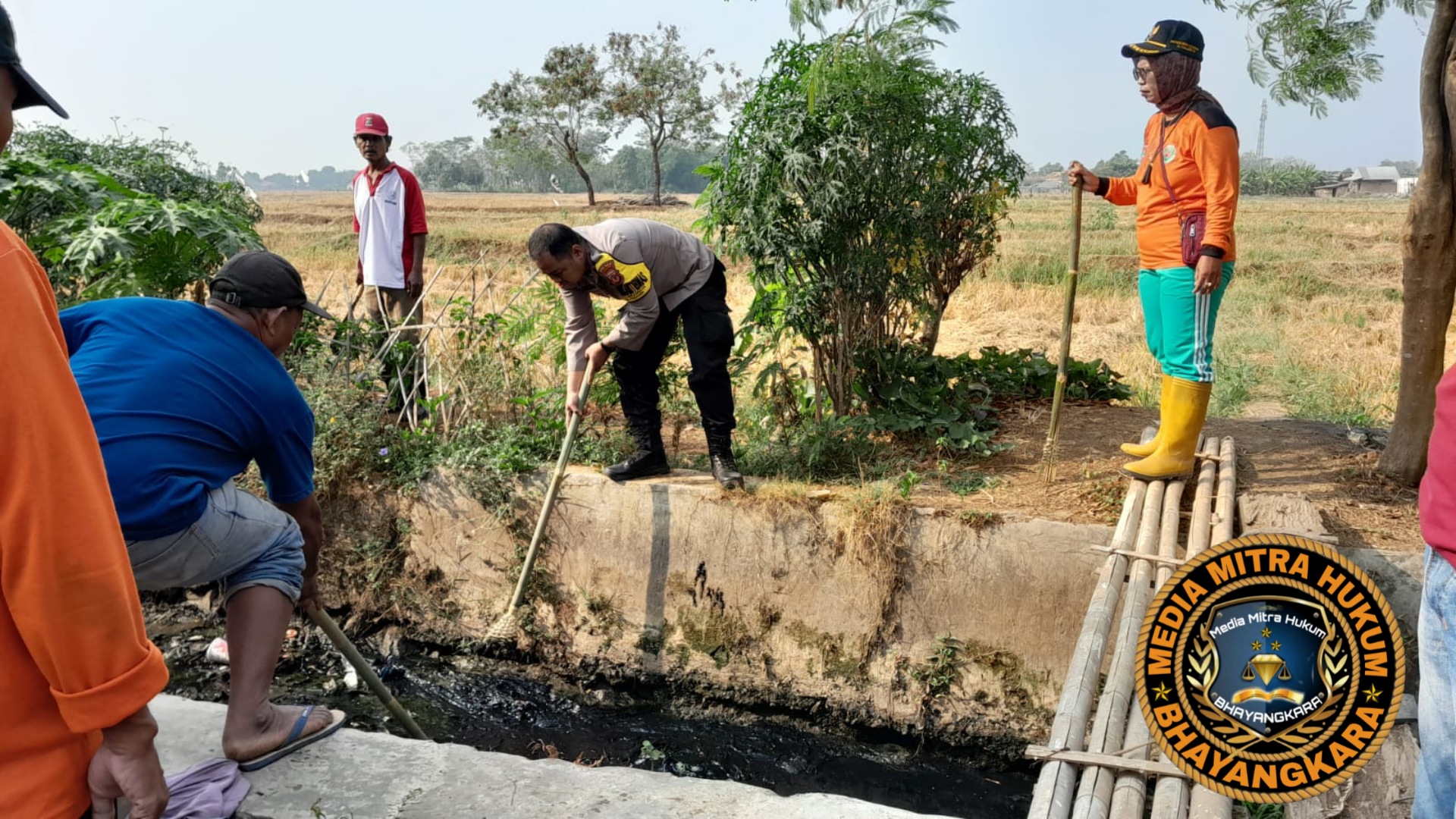 Giat Bhabinkamtibmas Desa Sukamulya Mlaksanakan Kerja Bakti Bersama Warga Desa Sukamulya Wilayah Hukum Polsek Pagaden Polres Subang
