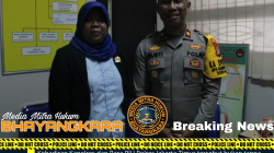 Kapolres Metro Jakarta Timur Kombes Pol Nicolas Ary Lilipaly Berikan Penghargan Kepada Dua Siswi SMPN 246 Jakarta
